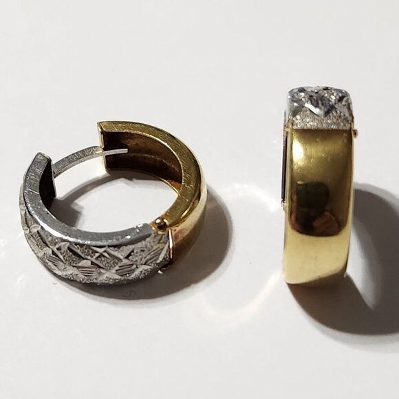 [SOLD] 80's 2.1g 18K Gold Engraved Design Etched Huggie Earrings - Picture 3 of 16